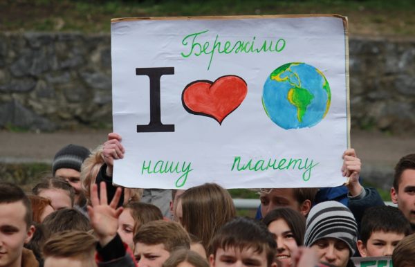 Учні 10 школи міста Бердичів в Міжнародний день Землі провели флешмоб, здали макулатуру, розвісили листівки та відвідали міську адміністрацію
