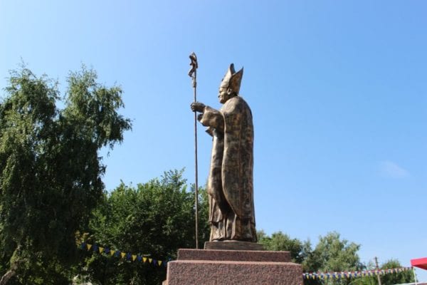 Пам’ятник Папі Римському у Бердичеві біля Кляштора