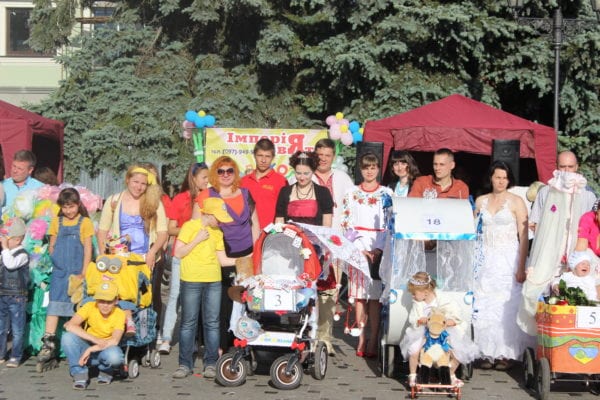 «Парад колясок» на годинку перетворив Бердичів у казкове царство