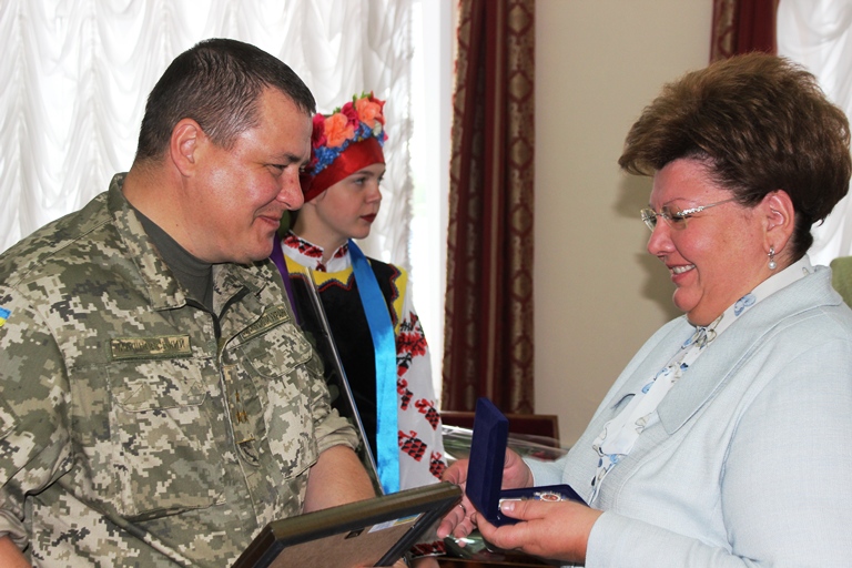 Анжеліка Лабунська нагородила Андрія Маліновського відзнакою Житомирщини Лабунська