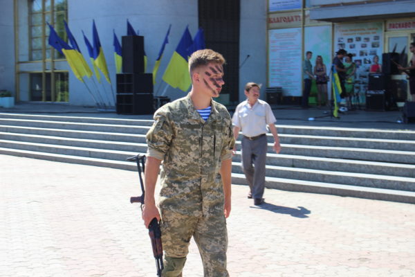 Показовою стрільбою та бійками відсвяткувала своє перше день народження в/ч А2772 на очах у захопленої публіки. ФОТО, ВІДЕО