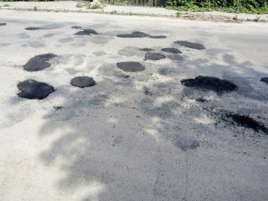 У Бердичеві хтось нагадив на проїжджій частині асфальтними кізяками