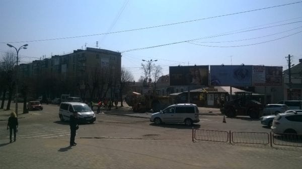 У Бердичеві активісти та поліція змусили комунальні служби відреагувати на жахливий стан місцевих доріг