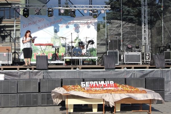 На День міста Бердичева з’їли 240-кілограмовий пиріг-гігант, виготовлений пекарями місцевого хлібозаводу. ФОТО