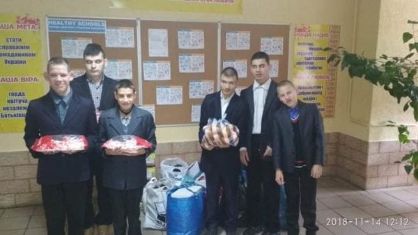 У Бердичеві ГО «Авто Евро Сила» та небайдужі бердичівляни привезли гостинці підопічним школи-інтернату. ФОТО