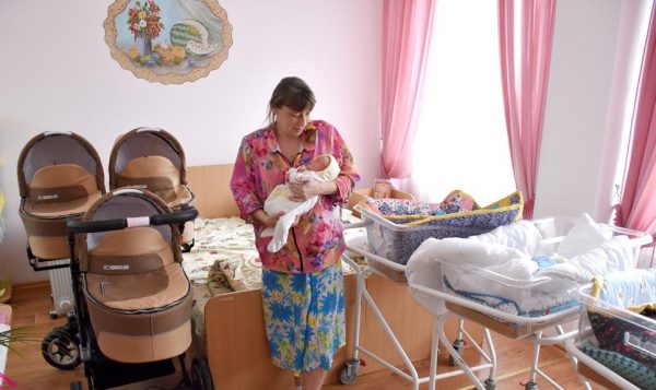 Мама з Бердичева, яка народила трійню, отримала у подарунок універсальний дитячий візочок. ФОТО