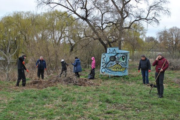 У Бердичеві журналісти та небайдужі містяни долучилися до весняної толоки. ФОТО