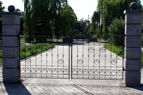 В Україні готуються до найгіршого сценарію: у Дніпрі викопали 600 могил, в Бердичеві теж почалися роботи на кладовищі Кладовище