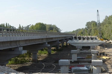 У Бердичеві продовжили ремонтні роботи на мосту через залізничні колії мост