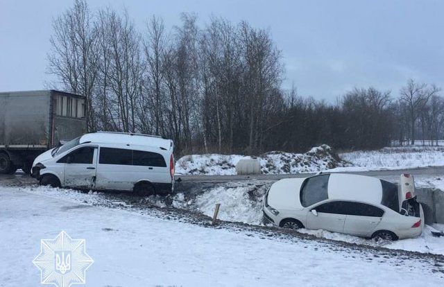 ДТП під Бердичевом: зіштовхнулись легковик, вантажівка та бус аварія