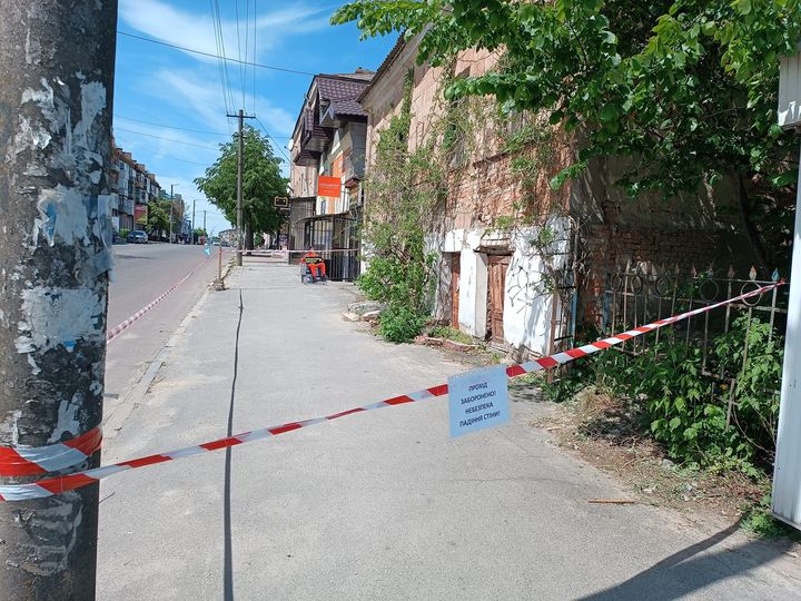 У центрі Бердичева руйнується приватна будівля будинок