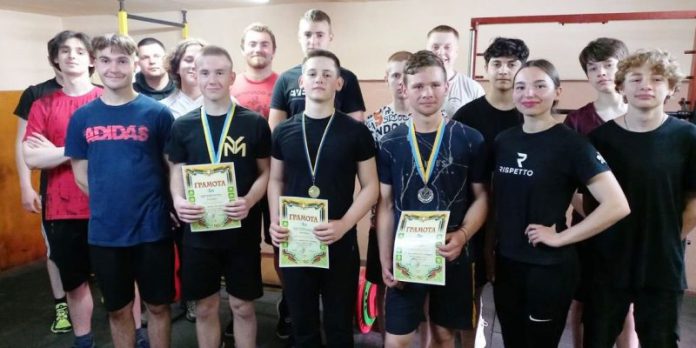 спортивні змагання з пауерліфтингу