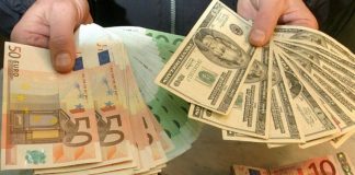 Євро впав до 20-річного мінімуму та зрівнялася з доларом курс долар