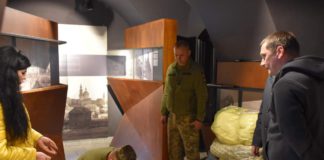 Представники Кляштору Босих Кармелітів передали речі необхідні для облаштування навколо Бердичева блокпостів Допомога