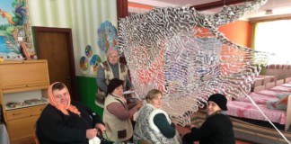У Семенівській громаді плетуть маскувальні сітки для захисників Плетуть сітки