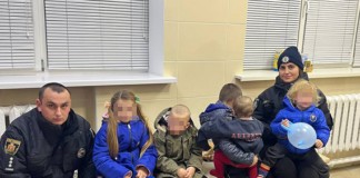 Поліцейські вилучили п’ятьох дітей, яких мати вигнала на вулицю діти