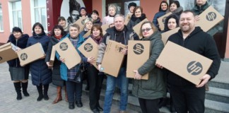 200 ноутбуків отримали школи бердичівської громади Вчителі Сергій Орлюк