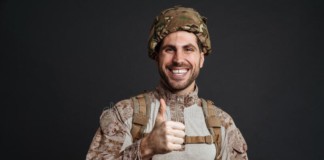 Сосни ЗСУ – акція від окружної прокуратури Бердичева счастливый военный в шлеме улыбается и показывает большой палец вверх 219865399