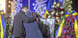 У Києві відбулася церемонія прощання із загиблими через падіння гвинтокрила у Броварах катастрофа