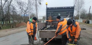 Користувачі соцмереж висміяли святковий ямковий ремонт доріг в Бердичеві: Асфальт народився! Кладімо його! дорога