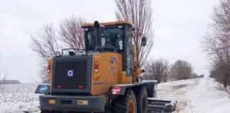 Комунальники Бердичева боряться з наслідками негоди грейдер