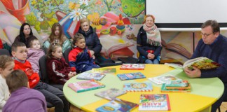 Мер Бердичева та редактор Ріо-Бердичів читали казки дітям у бібліотеці Ріо Бердичів