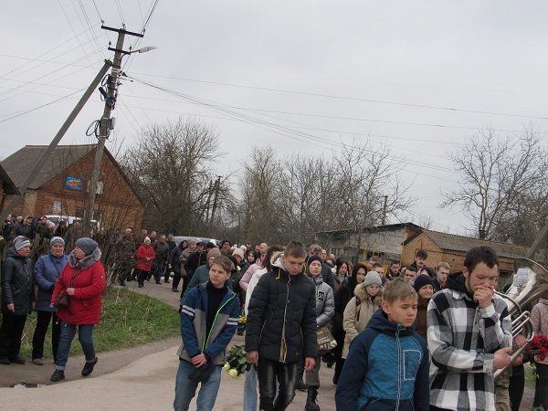нову плакало небо, коли заїжджала у рідне селище траурна процесія з Миколою Бонтею