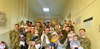 У Львові військові стали хрещеними батьками для 16 сиріт з Луганщини Хрещення