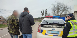 Цієї ночі в Бердичеві молодики ледь не розбилися у жахливій ДТП, в’їхавши в стовп поліція