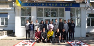 У Бердичівському спортивному ліцеї гарно прикрасили вхід орнаментом вишиванки Вишиванка