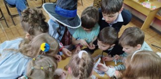 Святковий концерт до Дня матері був організований у міській Дитячій бібліотеці діти