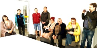 Мер зустрівся із мешканцями будинку, пошкодженого внаслідок ракетного удару Люди