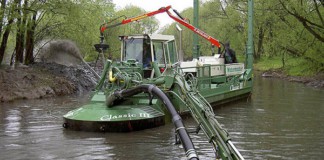 Бердичівська влада розпочала роботу з розчистки річки Гнилоп’ять Очистка мулу у річці