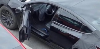 Нова Tesla Model 3: фотографія, на якій видно кермо Тесла