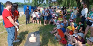 У Бердичеві дітей креативно вчили правилам безпеки на воді діти