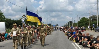 Гришковецька громада провела у останній путь героя Андрія Доманського дорога до кладовища