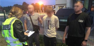 СБУ у Бердичеві «на гарячому» затримала 21-річного організатора втечі «ухилянтів» за кордон СБУ