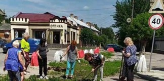 Відсутність комунікації: працівники універмагу посадили клумбу посеред вулиці Шевченко акція