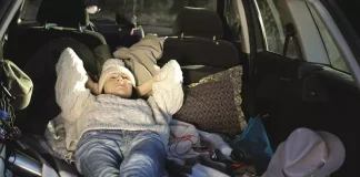 Бердичів: поки батьки займаються своїми справами, їх діти ночують у старих авто авто