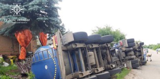 ДТП у селі Швайківка: перекинулася фура Scania з цистерною, водія затиснуло Дтп у Швайківці
