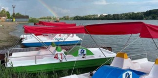 Порушення на міському пляжі: власник прокату катамаранів визнав вину Катамаран у Бердичеві