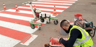 У Бердичеві наносять дорожню розмітку за технологією холодного пластика ремонт дороги