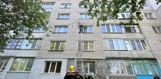 У Бердичеві рятували “альпініста”, що на простирадлах спускався з 5 поверху Рятувальна операція