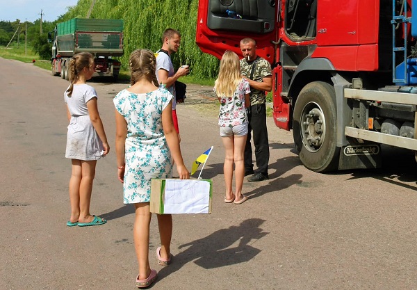 Діти у селі Семенівка допомогають ЗСУ