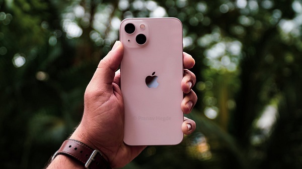 iPhone 13 - компактный смартфон от компании Apple
