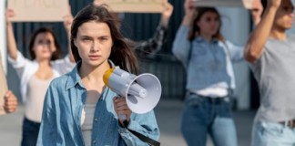 У Бердичеві відкладається розп’яття мера міста та начальника освіти за укриття 8 школи Протест