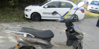 60 річна водійка скутера у Хажині втратила керування та впала Скутер на дорозі