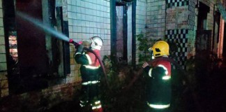 Пожежу в колишньому клубі ліквідували: рятувальна операція у Бердичівському районі Пожежники
