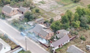 Спалювання сухої трави у селі