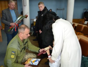 Передача нагороди родині загиблого бердичівлянина
